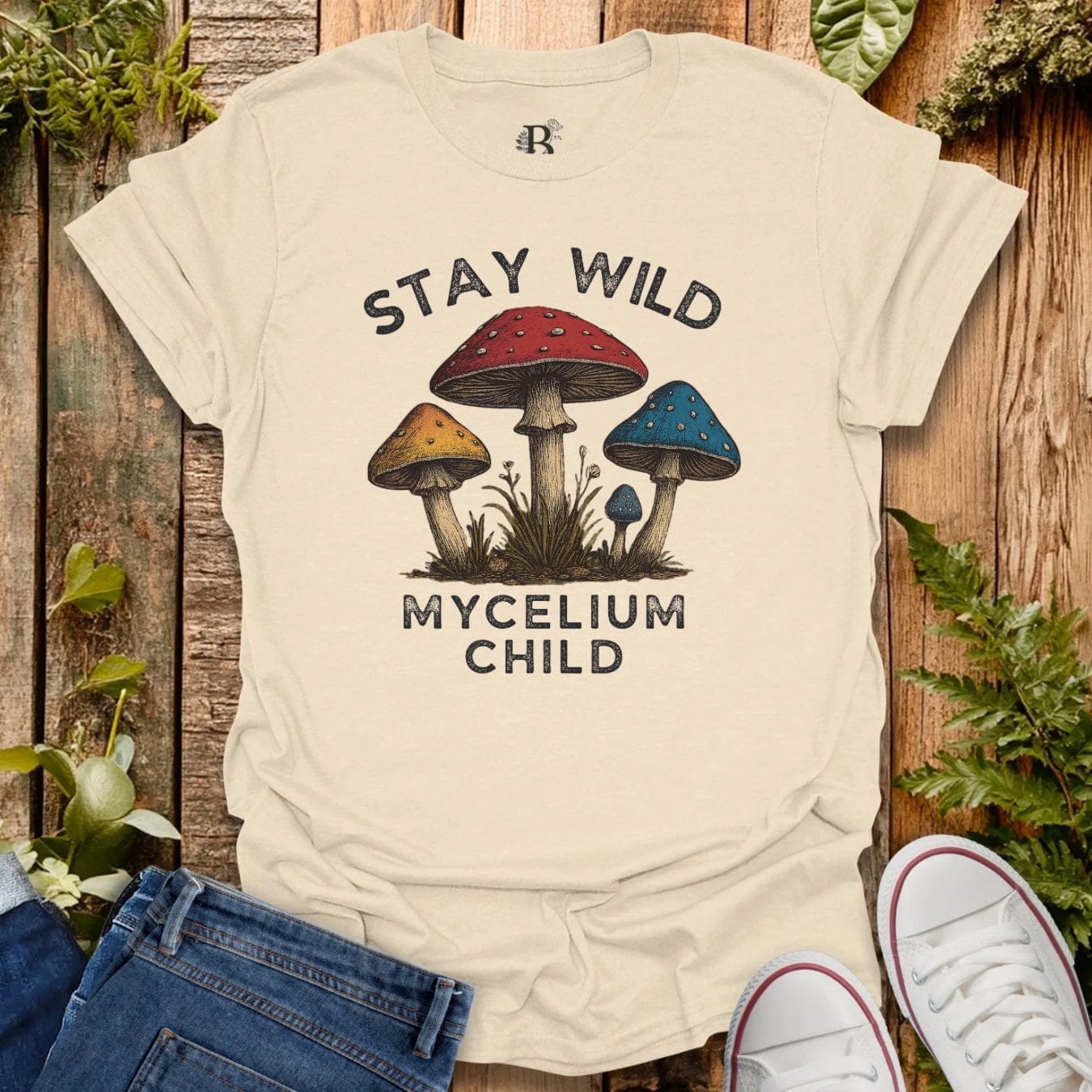 Naturel t-shirt with text “stay wild mycelium child” and mushroom graphic.